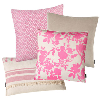Vier dekorative Kissen mit rosa Mustern und Designs, darunter Blumen, Streifen und geometrische Drucke.