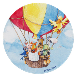 Illustration von Tieren in einem bunten Heißluftballon mit Wolken im Hintergrund.