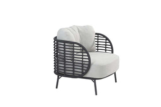 Der 4Seasons Fabrice Lounge-Sessel anthrazit von 4Seasons präsentiert ein modernes Design mit einem schwarzen Geflechtrahmen aus Rope-Geflecht, hellgrauen Olefin-Sitzpolstern und schlanken Metallbeinen.