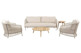 Das 4Seasons 3-Sitzer-Sofa Puccini Latte Outdoor-Terrassenset besteht aus einem beigefarbenen gewebten Sofa und zwei passenden Sesseln mit einzigartigem Rope-Geflecht, ergänzt durch runde Couch- und Beistelltische aus Holz.