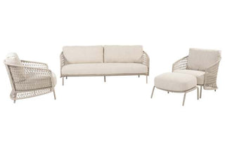 Das 4Seasons 3-Sitzer-Sofa Puccini Latte ist ein modernes Terrassenset für den Außenbereich mit einem Sofa, zwei Sesseln und einem Ottoman. Es umfasst beige Kissen und gewebte Rahmen aus einzigartigem Rope-Geflecht.