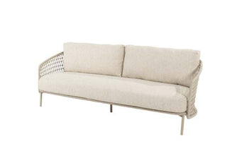 Das 4Seasons 3-Sitzer-Sofa Puccini Latte verfügt über ein beiges Kissen sowie gewebte Seiten- und Rückenteile, die sich vor einem weißen Hintergrund durch ein einzigartiges Seilgeflecht und modernes Design hervorheben.