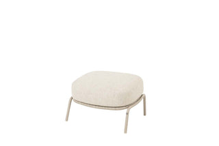 Der 4Seasons Fußhocker Puccini Latte verfügt über ein hellbeiges Kissen auf einem robusten, hochwertigen Aluminiumrahmen, ideal für jeden Outdoor-Bereich.
