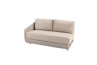 Das Zeo Living 4Seasons Lounge-Set Casanova Rope Latte besteht aus einem beigefarbenen gepolsterten Sofa mit wetterfesten Kissen, die in ein Seilmuster eingewebt sind, und einer linken Armlehne, alles vor einem schlichten weißen Hintergrund.