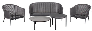 Das DeVries Lounge-Set Lanzarote Rope Grey verfügt über ein Aluminium-Gestell, darunter zwei Stühle, ein Sofa und zwei runde Tische.