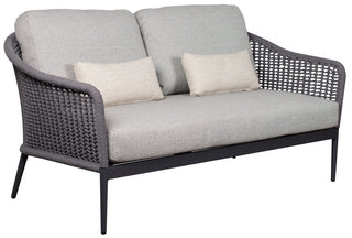 Das DeVries Lounge-Set Lanzarote Rope grau besteht aus einem grau gewebten Outdoor-Sofa mit zwei cremefarbenen Kissen auf einem stabilen Aluminium-Gestell, ideal zum Entspannen.
