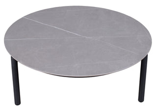Das DeVries Lounge-Set Lanzarote besteht aus einem runden grauen Steintisch mit glatter Oberfläche, ergänzt durch schwarze Beine aus Aluminium-Gestell.