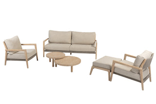 Das 4Seasons Lounge-Set Julia 4tlg. von 4Seasons ist ein beiges Outdoor-Set bestehend aus zwei Stühlen, einem Zweisitzer-Sofa, zwei runden Tischen und einem gemütlichen Loungesessel aus wetterfestem Teakholz für lange Lebensdauer.