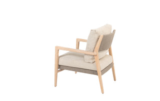 4Seasons Dining-Stuhl Julia Teakholz ist ein gepolsterter Loungesessel mit einem Gestell aus hellem Teakholz, der von hinten auf weißem Hintergrund abgebildet ist. Sein elegantes Design von 4Seasons verbindet Stil mit Langlebigkeit und macht ihn wetterfest.