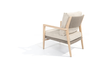 Der 4Seasons Dining-Stuhl Julia Teakholz verfügt über eine gepolsterte Sitzfläche in Beige und einen leichten Teakholzrahmen, der von hinten vor einem makellos weißen Hintergrund gezeigt wird.