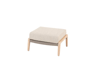 Werten Sie Ihr 4Seasons Lounge-Set Julia 4-tlg. mit einem beige gepolsterten Fußhocker mit hellen Teakholzbeinen auf, wunderschön präsentiert auf einem makellos weißen Hintergrund.