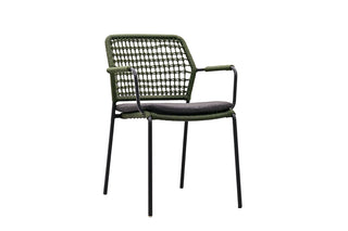 Der 4Seasons Diningsessel Barista Grün ist ein grüner geflochtener Stuhl mit schwarzem Kissen, schlanken Metallbeinen und Armlehnen. Er verfügt über ein stilvolles, seilgeflochtenes Design, das mühelos Eleganz und Komfort für jeden Außenbereich vereint.
