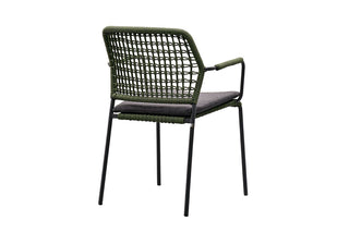 Der 4Seasons Diningsessel Barista Grün verfügt über eine moderne grüne Rückenlehne aus Rope-Geflecht, einen schwarzen Metallrahmen und dunkle Sitzpolster. Ideal, um Ihre Gartenmöbel-Kollektion stilvoll zu bereichern.