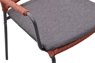 Nahaufnahme des 4Seasons Diningsessel Barista Terracotta mit grau gepolsterter Sitzfläche, braunen Armlehnen aus Rope-Geflecht und einem Edelstahlrahmen.