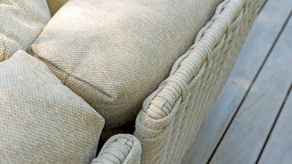 Nahaufnahme eines beigen 4Seasons Lounge-Sets Casanova Rope Latte von Zeo Living, das das Seilmuster-Design mit strukturierten Kissen auf einem Holzboden zeigt.