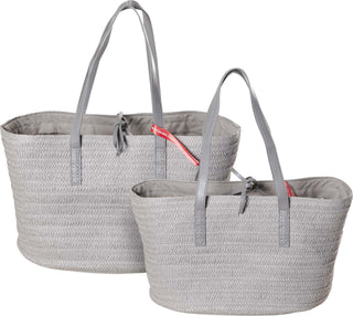 Ein Paar eleganter Tragetaschen vom Typ Witzgall Strohtasche 4130-56 Hellgrau, eine größer als die andere, werden auf einem weißen Hintergrund präsentiert – eine Erinnerung an eine klassische Korbtasche.