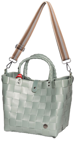 Der Witzgall Shopper Limone 5019-57/0U ist ein grünes Geflecht aus Kunststoffbändern, verfügt über zwei Tragegriffe und einen Crossbody-Gurt mit rotem Knopf-Akzent.