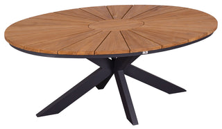 Der ovale Tisch DeVries Tisch Granville 190x115cm kombiniert eine elegante Sunburst-Teakholztischplatte mit glatten schwarzen gekreuzten Metallbeinen und vereint Stil und Funktionalität für jeden modernen Raum. Teil der Granville Tischserie von DeVries.