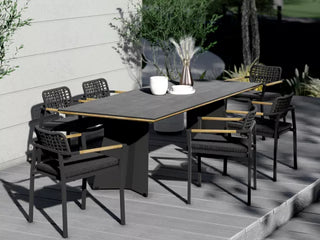 Das Outdoor-Essset umfasst einen rechteckigen Tisch und sechs Zebra Gartenstühle Yobex Rope anthrazit, die für ergonomischen Sitzkomfort sorgen. Dekorative Vasen schmücken das Holzdeck, alle aus wetterfestes Rope-Material für dauerhaften Stil und Haltbarkeit.