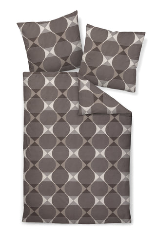 Verwöhnen Sie sich mit der zeitlosen Eleganz der Janine Bettwäsche Mako-Satin J.D. 87103, einem grau-weißen Set mit geometrischem Muster aus luxuriöser Mako-Baumwolle. Enthält zwei Kissen und eine Bettdecke für ultimativen Komfort und Stil.