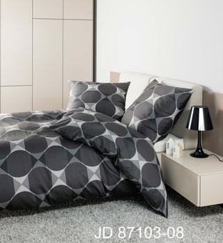 Ein modernes Schlafzimmer mit zeitlosem Design mit Janines Mako-Satin-Bettwäsche J.D. 87103, einem beigen Kleiderschrank und einer schwarzen Lampe auf dem Nachttisch.