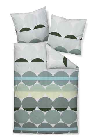 Das Bettwäscheset 87104-06 Salbeigrün von Janine J.D. Bettwäsche Mako-Satin zeigt ein grün-graues geometrisches Muster aus Kreisen und Streifen auf hellem Hintergrund, gefertigt aus luxuriöser Mako-Baumwolle.