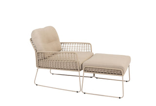 Beiger 4Seasons Fußhocker Albano latte mit geflochtenem Rattanrahmen und stylischem Rope-Design, gepaart mit passendem Ottoman auf weißem Untergrund.