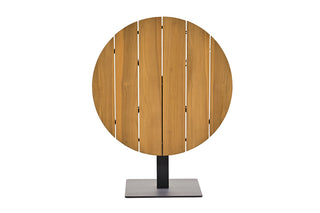 Der Best Tisch Cervia Ø90cm Teak/Anthrazit verfügt über eine runde Teakholz-Tischplatte mit einem schwarzen Metallfuß, gefertigt aus wetterbeständigen Materialien, aufrecht vor einem weißen Hintergrund abgebildet.