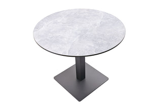Wir präsentieren den Best Tisch Cervia Ø90cm von Best. Er verfügt über eine atemberaubende hellgraue, marmorähnliche HPL-Platte in Kombination mit einem eleganten, schwarzen, quadratischen Untergestell und bietet sowohl Eleganz als auch Haltbarkeit für jede moderne Umgebung.