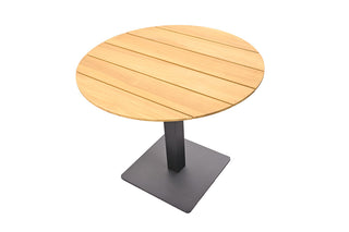 Der Best Tisch Cervia Ø90cm Teak/Anthrazit ist ein runder Holztisch mit einer Tischplatte aus Teakholzlatten und einem schwarzen Metallsockel auf quadratischer Basis, gefertigt aus langlebigen, wetterbeständigen Materialien.