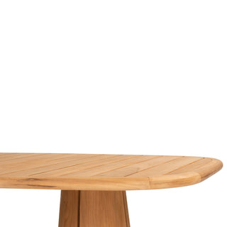 Nahaufnahme eines 4Seasons Tischs Capri 240 x 110 cm mit Teakkante, die die glatte, hellbraune Oberfläche vor einem weißen Hintergrund hervorhebt. Dieses robuste und langlebige Stück verkörpert zeitlose Eleganz.