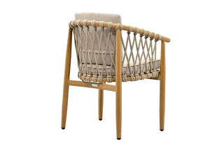 Seitenansicht eines Sessels Java in Teakoptik von Garden Impressions, der sein geflochtenes Seil-Geflecht und Holzdesign mit einem beigen Kissen zur Schau stellt.