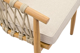 Nahaufnahme des Garden Impressions Sessel Java Teaklook, der einen Holzstuhl mit beigem Webstoff und aufwendigen Seil-Geflecht-Details an den Armlehnen und Seiten zeigt.