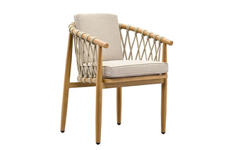 Der Sessel Java in Teakoptik von Garden Impressions verfügt über ein Aluminium-Gestell mit einer gekreuzten Rückenlehne aus Seil-Geflecht und hellbeigen Kissen.