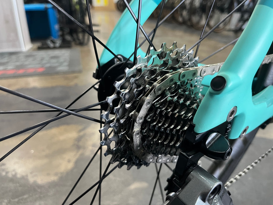 Bianchi Aquila CV SRAM Rival eTap AXS ZIPP 404 Firecrest Wheels - Celeste