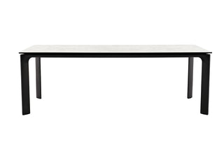 Der KETTLER Gartentisch 220x95cm HPL/Alu von Kettler verfügt über ein schlichtes, modernes rechteckiges Design mit heller Oberfläche und schwarzen Beinen vor weißem Hintergrund.