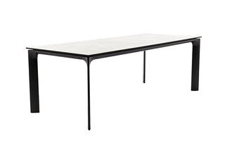 Der KETTLER Gartentisch von Kettler verfügt über ein modernes Design mit einer rechteckigen, dünnen weißen Platte und eleganten schwarzen Beinen in den Maßen 220 x 95 cm.