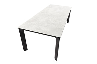 Der Kettler Gartentisch 220 x 95 cm HPL/Alu verfügt über eine hellgraue Strukturplatte und schwarze eckige Beine.