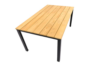 Der KETTLER Line Gartentisch von Kettler verfügt über eine Tischplatte aus Teakholzlatten und schwarze Aluminiumbeine, ideal für Mahlzeiten im Freien, aus einer Winkelansicht gezeigt.