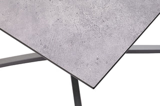 Nahaufnahme des Kettler Gartentisch Tube mit einer strukturierten grauen HPL-Tischplatte in schlichtem, modernem Design und stabilem Aluminiumgestell in Anthrazit.