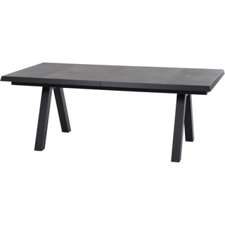 Der Siena Garden Ausziehtisch Lindos, ein moderner rechteckiger schwarzer Tisch aus FSC-zertifiziertem Teakholz, verfügt über abgewinkelte Beine und misst 205/265 x 100 cm vor einem weißen Hintergrund.