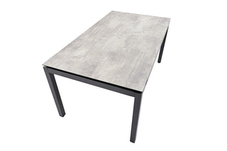 Der MWH Dining-Tisch Royal Comper 160x90 Alu/HPL verfügt über eine graue, strukturierte Oberfläche mit schwarzen Metallbeinen und ist sowohl kratzfest als auch stilvoll.