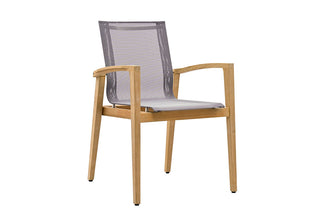 Der Musterring Paris Gartenstuhl von Niehoff kombiniert elegantes Teakholz mit einem Sitz und einer Rückenlehne aus Batyline-Bezug und bietet Stil und Funktionalität.
