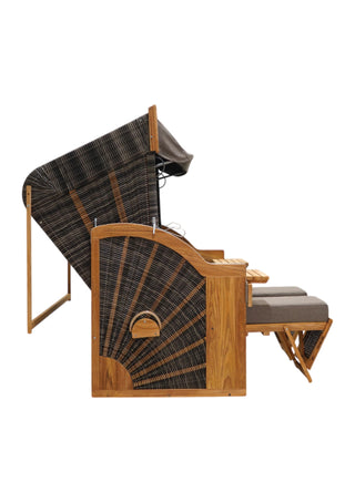 Seitenansicht des DeVries Strandkorb Pure Comfort XL in Teak steingrau D.490, gefertigt aus PE-Markengeflecht und Teakholz mit Baldachin und Fußstützen zum ultimativen Entspannen.