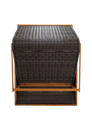 Der DeVries Strandkorb Pure Comfort XL Teak steingrau D.490 verfügt über eine hohe, abgerundete Rückenlehne aus PE-Markengeflecht und Teakholz, die vorne vor einem weißen Hintergrund abgebildet ist.