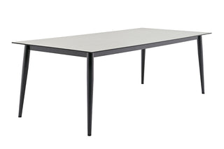 Der Sieger Loftisch 220x100cm ist ein minimalistischer schwarzer Esstisch mit einem Aluminiumgestell, schlanken Beinen und einer rechteckigen HPL-Tischplatte.