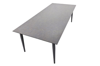 Der Sieger Loftisch HPL 220 x 100 cm von Sieger verfügt über ein graues rechteckiges Design mit einem Aluminiumgestell und dünnen, konischen Beinen vor einem weißen Hintergrund.
