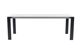 Der Sit Mobilia Auszugstisch Malta ist ein rechteckiger Tisch mit einer eleganten Dekton-Tischplatte und stabilen schwarzen Beinen.