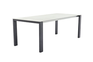 Der Sit Mobilia Auszugstisch Malta verfügt über ein schlankes rechteckiges Design mit einer hellgrauen Dekton-Tischplatte und einem anthrazitschwarzen Edelstahlgestell, das von der Seite präsentiert wird.
