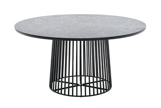 Der Solpuri Esstisch Grid Ø150cm verfügt über eine runde Keramikplatte in Pebble Nero und einen Aluminiumsockel mit vertikalen Lamellen und bietet ein offenes, modernes Design, das Premiumqualität widerspiegelt.